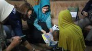 Foto: Dinas Kesehatan Kabupaten Pamekasan, Madura, saat melakukan vaksinasi terhadap anak usia 0 sampai 8 tahun untuk mencegah peredaran virus polio secara serentak di 13 kecamatan.