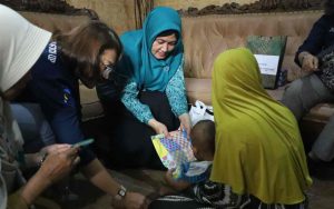 Foto: Dinas Kesehatan Kabupaten Pamekasan, Madura, saat melakukan vaksinasi terhadap anak usia 0 sampai 8 tahun untuk mencegah peredaran virus polio secara serentak di 13 kecamatan.