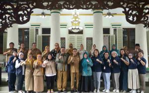 Yenny Masrukin Dampingi Kemenkes RI Kunjung Balita Penderita Polio di Pamekasan