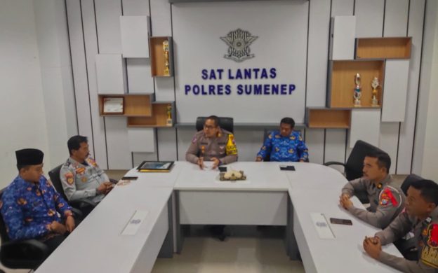 Foto: Satlantas Polres Sumenep melakukan rapat koordinasi bersama Disperkimhub dan pihak Kelurahan Banselok, di Mapolres Sumenep guna mencegah aksi balap liar. Kamis (18 Januari 2024).