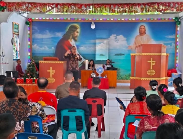 Foto: Bupati Nias, Ya'atulo Gulo saat menyampaikan arahan pada perayaan Natal dan syukuran Tahun Baru Gerakan Amin Jemaat Sihare'o III Magi.