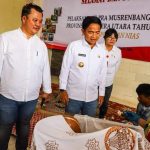 Foto: Pj Gubernur Sumut, Hassanudin (3 dari kiri) saat berkeliling melihat stan UMKM disela kegiatan Pra Musrenbang.