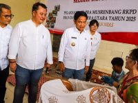 Foto: Pj Gubernur Sumut, Hassanudin (3 dari kiri) saat berkeliling melihat stan UMKM disela kegiatan Pra Musrenbang.