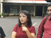 Caption: Esther Lyndiawati bersama Kuasa Hukumnya saat dikonfirmasi sejumlah wartawan di Mapolres Jember.