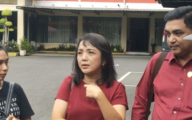 Caption: Esther Lyndiawati bersama Kuasa Hukumnya saat dikonfirmasi sejumlah wartawan di Mapolres Jember.