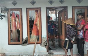 Rumah di Jember Hancur Tersambar Petir, Korban Trauma Berat Dibawa ke Puskesmas