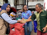 Caption: Repnas Jember saat membagikan nasi kotak dan merchandise Prabowo-Gibran, di Pasar Tanjung, Jember, Jumat (2/2/2024) sore.