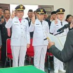 Foto: Bupati Nias, Ya'atulo Gulo saat mengambil sumpah/janji para Pejabat Administrator dan Pejabat Fungsional.