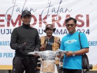 Foto: Penyerahan hadiah utama kepada pemenang jalan-jalan demokrasi menuju Pemilu damai 2024 yang digelar PWI, KPU, Bawaslu dan Pemkab Sumenep, Minggu (4/2/2024).