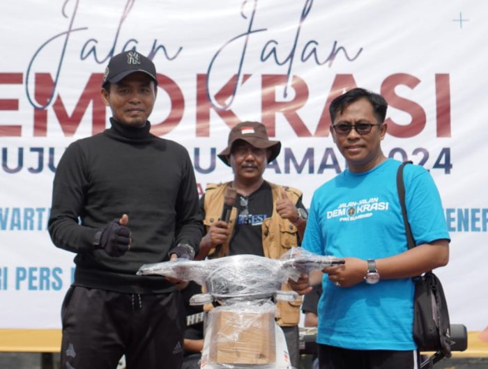 Foto: Penyerahan hadiah utama kepada pemenang jalan-jalan demokrasi menuju Pemilu damai 2024 yang digelar PWI, KPU, Bawaslu dan Pemkab Sumenep, Minggu (4/2/2024).