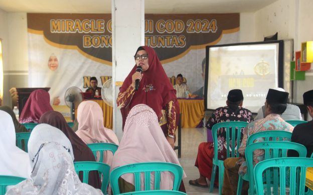 Foto: Sosialisasi Miracle of Haji COD dari PT. Ibrahim Berkah Haramain naik haji tanpa antri, di Aula Yayasan Al-Arief Jate Pulau Giliraja, Kecamatan Giligenting, Kabupaten Sumenep. (Zainal Arifin/wartazone.com)