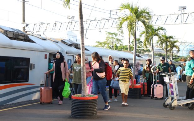 Foto: Antrian penumpang PT. Kereta Api Indonesia (PT. KAI) Persero Jember.