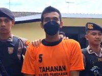 Foto: Kacong Arye alias Ahmad Jumairi memakai baju tahanan Polres Pamekasan, Selasa (6/2/2024).