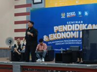 Foto: Seminar Pendidikan dan Ekonomi Kreatif dalam Rangka Pengembangan Potensi Ekonomi Kreatif, di Aula Universitas PGRI Argopuro (UNIPAR) dan SMAN 2 Jember.