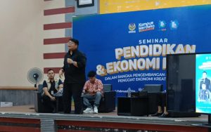Foto: Seminar Pendidikan dan Ekonomi Kreatif dalam Rangka Pengembangan Potensi Ekonomi Kreatif, di Aula Universitas PGRI Argopuro (UNIPAR) dan SMAN 2 Jember.
