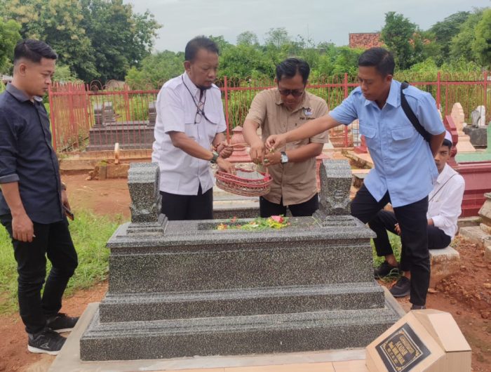 Foto: Pengurus PWI dan anggota saat ziarah makam wartawan senior sebagai rangkaian peringatan Hari Pers Nasional (HPN) 2024.