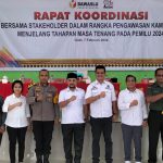Foto: Ketua Bawaslu Kabupaten Nias, Adirman Mendrofa (tengah) saat foto bersama dengan para petinggi instansi yang berkepentingan pada Pemilu 2024.