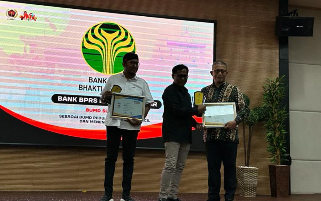 PWI Sumenep Berikan Penghargaan kepada Bupati dan Dirut BPRS Bhakti Sumekar
