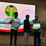 Foto: Ketua PWI Sumenep M. Samsul Arifin saat menyerahkan penghargaan kepada Dirut BPRS Bhakti Sumekar Sumenep Hairil Fajar.