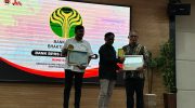 Foto: Ketua PWI Sumenep M. Samsul Arifin saat menyerahkan penghargaan kepada Dirut BPRS Bhakti Sumekar Sumenep Hairil Fajar.