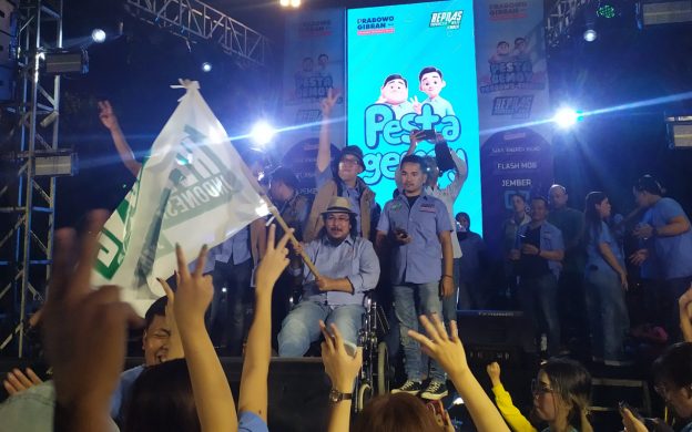 Foto: Relawan Pengusaha Nasional (Repnas) Jember, saat menggelar acara Pesta Gemoy, di jalan masuk GOR Kaliwates Jember, Jum'at (09/02/2024) malam.