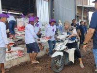 Foto: Para petani di Jember saat antri untuk mendapatkan diskon pupuk nonsubsidi dari PT Pupuk Indonesia.