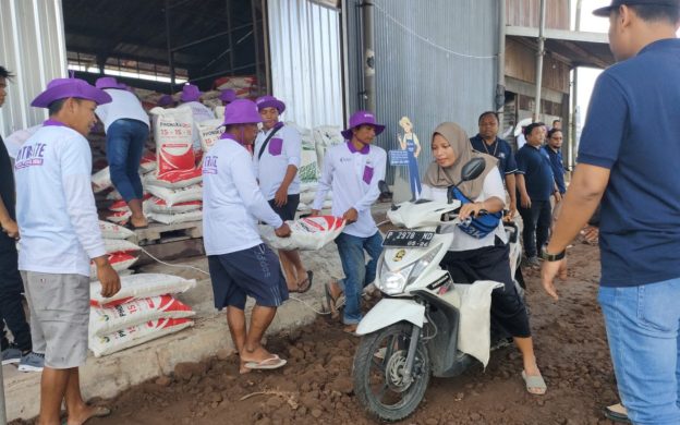 Foto: Para petani di Jember saat antri untuk mendapatkan diskon pupuk nonsubsidi dari PT Pupuk Indonesia.