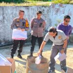 Foto: Ketua KPU Kabupaten Nias bersama dengan Bawaslu, unsur Forkopimda dan Pemerintah Kabupaten Nias membakar surat suara yang rusak dan lebih.