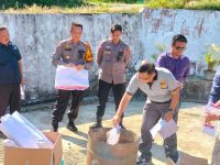 Foto: Ketua KPU Kabupaten Nias bersama dengan Bawaslu, unsur Forkopimda dan Pemerintah Kabupaten Nias membakar surat suara yang rusak dan lebih.