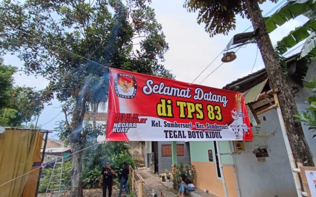 Foto: TPS 83 Kelurahan Sumbersari, Kecamatan Sumbersari, Lingkungan Tegal Boto Kidul, Jember, berlokasi di tempat pembuangan sampah sementara dan makam.