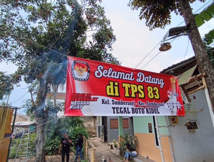 Foto: TPS 83 Kelurahan Sumbersari, Kecamatan Sumbersari, Lingkungan Tegal Boto Kidul, Jember, berlokasi di tempat pembuangan sampah sementara dan makam.