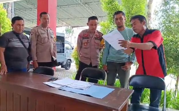 Foto: Seorang Caleg dari Partai NasDem Nomor urut 06 Jumadi, marah-marah di kantor Kecamatan Ajung, Kabupaten Jember.