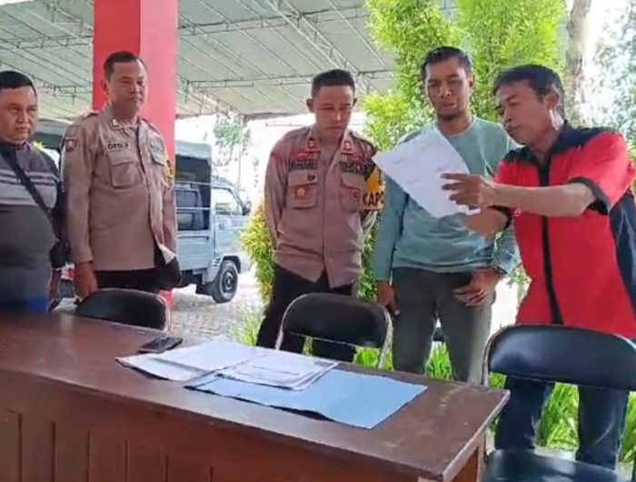 Foto: Seorang Caleg dari Partai NasDem Nomor urut 06 Jumadi, marah-marah di kantor Kecamatan Ajung, Kabupaten Jember.