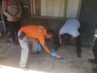 Foto: Proses olah TKP korban gantung diri di Desa Harjomulyo, Kecamatan Silo, Kabupaten Jember, Senin (19/02/2024) pagi.
