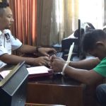 Foto: Pelaku pencabulan terhadap putri tirinya berinisial EW (19) warga Kecamatan Semboro, Kabupaten Jember, tampak lesu di hadapan penyidik.