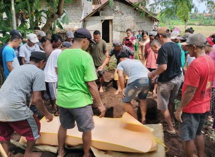 Foto: Pembongkaran paksa makam nenek Ti'a (80), warga Dusun Krajan, Desa Tugusari, Kecamatan Bangsalsari, Jember, Jawa Timur.