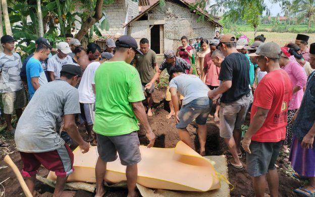 Foto: Pembongkaran paksa makam nenek Ti'a (80), warga Dusun Krajan, Desa Tugusari, Kecamatan Bangsalsari, Jember, Jawa Timur.