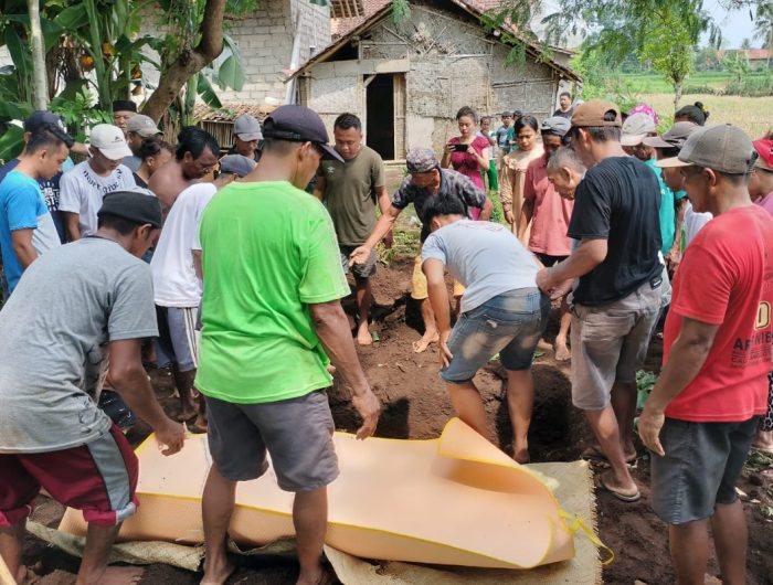 Foto: Pembongkaran paksa makam nenek Ti'a (80), warga Dusun Krajan, Desa Tugusari, Kecamatan Bangsalsari, Jember, Jawa Timur.