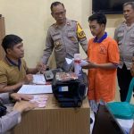 Foto: Kedua tersangka saat diamankan polisi usai tertangkap tangan berbelanja menggunakan uang palsu di salah satu warung.