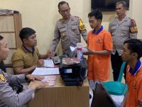 Foto: Kedua tersangka saat diamankan polisi usai tertangkap tangan berbelanja menggunakan uang palsu di salah satu warung.