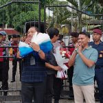 Foto: Ratusan massa dari Aliansi Masyarakat Peduli Demokrasi Kabupaten Jember, mendatangi kantor Komisi Pemilihan Umum (KPU). Minggu (25/02/2024) siang.