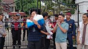Foto: Ratusan massa dari Aliansi Masyarakat Peduli Demokrasi Kabupaten Jember, mendatangi kantor Komisi Pemilihan Umum (KPU). Minggu (25/02/2024) siang.