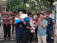 Foto: Ratusan massa dari Aliansi Masyarakat Peduli Demokrasi Kabupaten Jember, mendatangi kantor Komisi Pemilihan Umum (KPU). Minggu (25/02/2024) siang.
