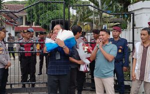 Ratusan Massa Geruduk KPU Jember, Ucapkan Terima Kasih Pemilu Berjalan Kondusif