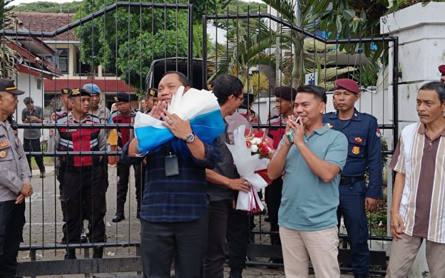 Foto: Ratusan massa dari Aliansi Masyarakat Peduli Demokrasi Kabupaten Jember, mendatangi kantor Komisi Pemilihan Umum (KPU). Minggu (25/02/2024) siang.