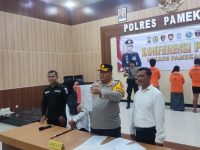 Foto: Pasangan suami istri dan penadah motor pelaku pencurian motor saat dihadirkan di Gedung Bhayangkara Polres Pamekasan, Madura, Senin (26/2/2024).