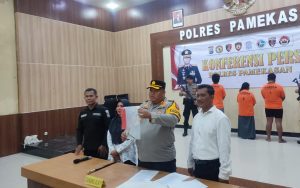 Foto: Pasangan suami istri dan penadah motor pelaku pencurian motor saat dihadirkan di Gedung Bhayangkara Polres Pamekasan, Madura, Senin (26/2/2024).