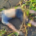 Foto: Penemuan jasad pria berpakaian kemeja motif kotak warna biru dan mengenakan kelana jeans gelap, di pesisir Pantai Paseban.