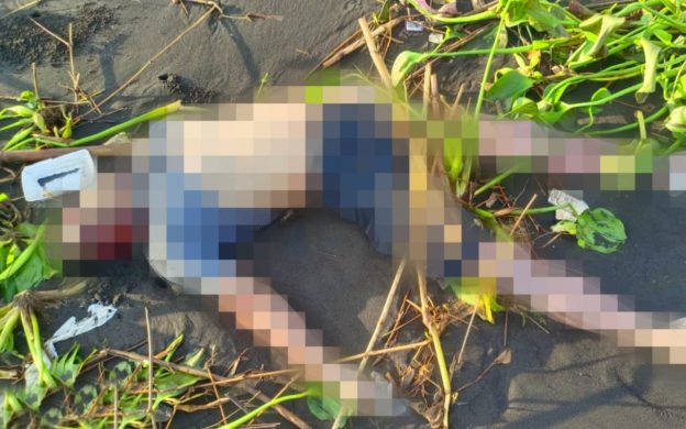 Foto: Penemuan jasad pria berpakaian kemeja motif kotak warna biru dan mengenakan kelana jeans gelap, di pesisir Pantai Paseban.