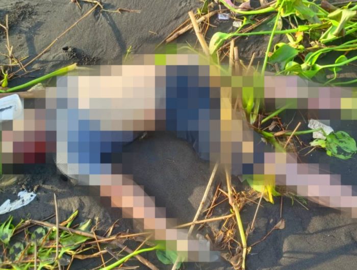 Foto: Penemuan jasad pria berpakaian kemeja motif kotak warna biru dan mengenakan kelana jeans gelap, di pesisir Pantai Paseban.